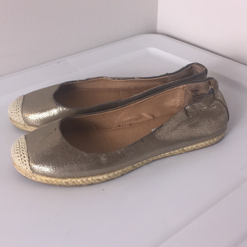 Steve Madden 6 shimmery gold espadrilles